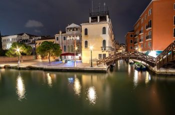 night-scene-illuminated-old-buildings-floating-boats-reflections-canal-water-venice-italy_127089-27916